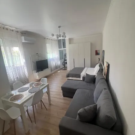 Cozy Renovated - 10 Min To Center